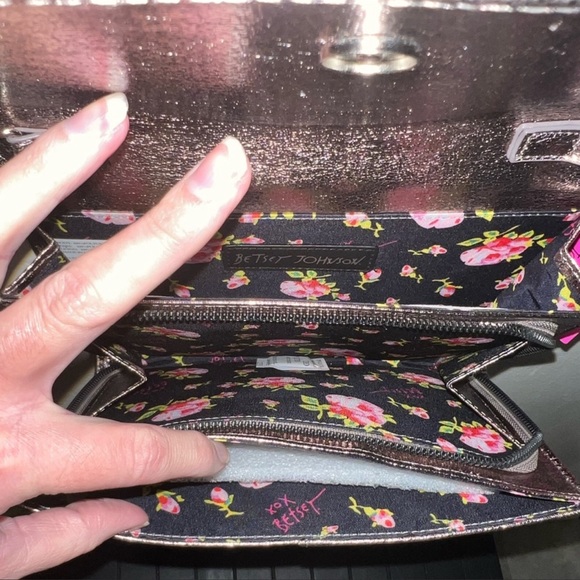 🚫SOLD🚫 Betsey Johnson Bow Crossbody Bag NWT - Picture 4 of 7